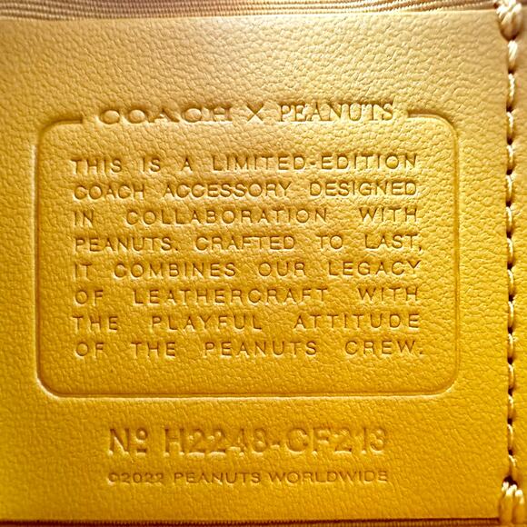 Coach X Peanuts Corner Zip Wristlet With Snoopy & Friends Motif Ivory CF213 - Picture 5 of 6